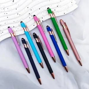 Luxuriöse Metall-Kugelschreiber mit Roségold-Beschlägen und bunten Soft-Touch-Oberflächen