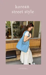 Grand sac cabas bleu en daim porté par un mannequin dans un style coréen