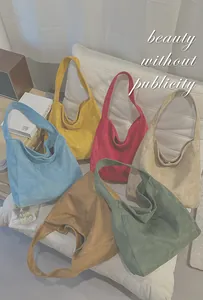 Vue détaillée des sacs hobo en daim vintage dans diverses couleurs vives d'automne