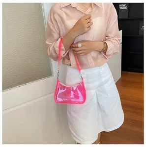 Chique model met een trendy neonroze transparante PVC schoudertas voor zomermode