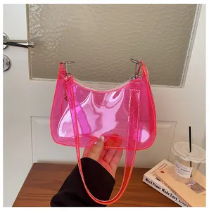 Detail van trendy transparante roze PVC schoudertas met zilverkleurige fittingen