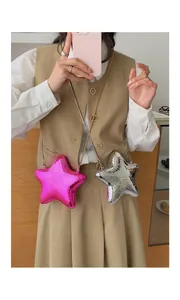 Dettaglio delle borse da sera in acrilico a forma di stella rosa e argento con catena.