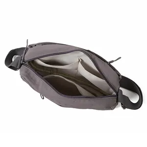 Bolso bandolera de nailon gris ligero con doble compartimento interno de espacio