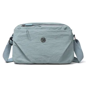 Bolso bandolera pequeño de nailon azul claro para mujer con doble compartimento