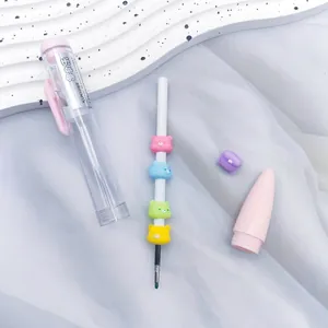 Detailansicht eines kreativen Gelschreibers mit bunten Bärenperlen und rosa Kappe