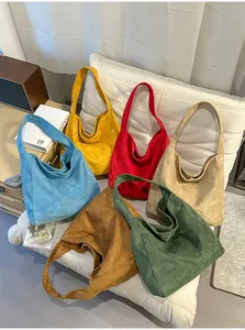 Grands sacs cabas rétro en daim de différentes couleurs vives pour le quotidien.