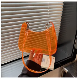 Levendige oranje transparante PVC okseltas met strakke zilveren metalen details