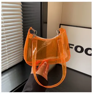 Gedetailleerde close-up van de oranje transparante PVC-okseltas met zilveren ritssluiting