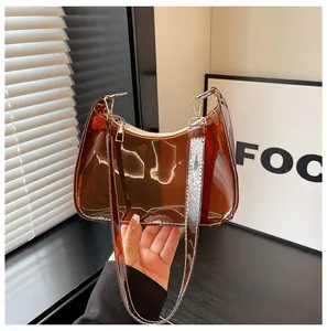 Trendy bruine transparante PVC okseltas voor dames met een stijlvolle glanslaag