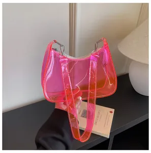Detail van een hippe transparante neonroze PVC schoudertas met glanzende zilverkleurige hardware