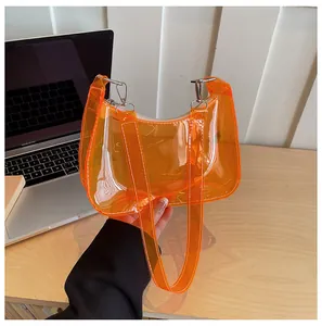 Detailweergave van de trendy transparante oranje PVC-schoudertas voor de zomer