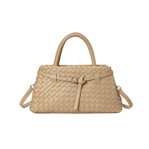 Elegante handgewebte khakifarbene Handtasche aus Leder mit einer Zierschnalle oben.