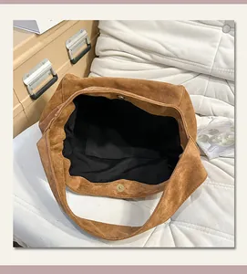 Vue intérieure détaillée d'un sac cabas vintage en daim marron avec boucle aimantée