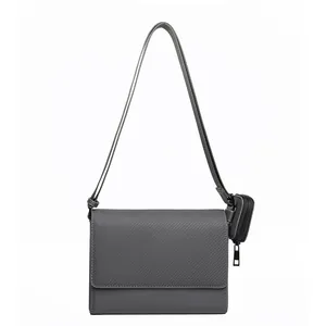 Vista frontal detallada del bolso bandolera gris texturizado con un mini monedero chic