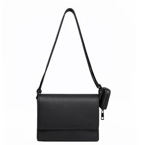 Elegante bolso bandolera negro con solapa texturizada y pequeño bolso desmontable