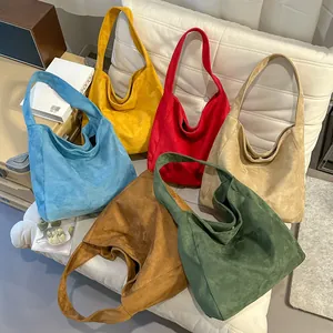 Ensemble de sacs fourre-tout rétro en daim de couleurs variées pour les trajets quotidiens.