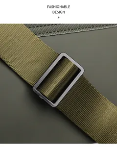 Primer plano de la correa de nailon verde oliva y hebilla negra de este bolso de mujer.