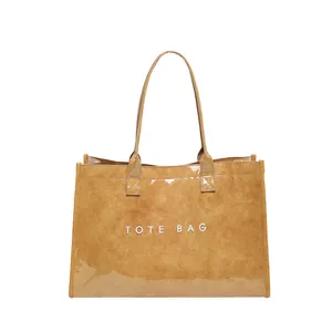 Detalle del bolso tote de PVC marrón brillante con textura de mármol e impreso