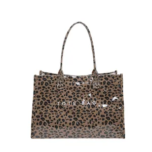 Bolso tote de PVC con estampado de leopardo y letras blancas TOTE BAG moda.