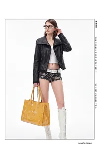 Bolso tote de PVC transparente amarillo de moda llevado por una modelo para diario