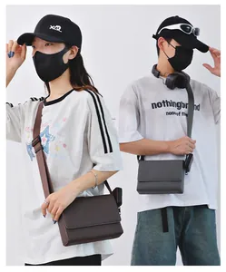Modelos con bolsos bandolera minimalistas de colores lisos para un estilo casual