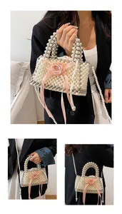 Dettaglio borsa di perle fatta a mano con rosa rosa decorativa e nastri eleganti.