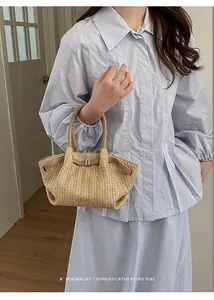 Bolso de mano de paja tejida minimalista para un estilo retro de vacaciones de verano