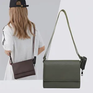 Bolso de hombro minimalista verde oliva y marrón con un pequeño monedero a juego