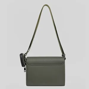 Bolso bandolera cuadrado minimalista verde oliva con monedero pequeño y solapa con textura