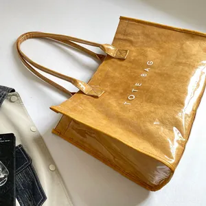 Vista detallada de un bolso tote de PVC transparente amarillo con texto TOTE BAG