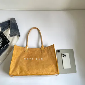 Elegante bolso tote de PVC amarillo impermeable con gadgets para trabajo y diario
