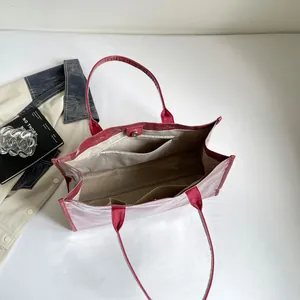 Vista interior del bolso tote de PVC rosa transparente con varios bolsillos