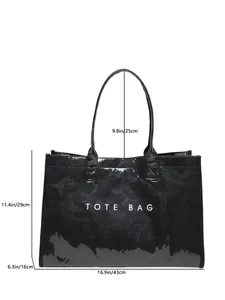 Dimensiones detalladas del bolso tote de PVC negro con 43 cm de ancho y 29 cm de alto