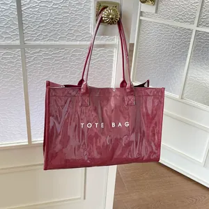 Elegante bolso tote de PVC transparente burdeos con estampado para mujer moderna.