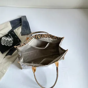 Bolso tote transparente de PVC con estampado de leopardo y gran capacidad interior