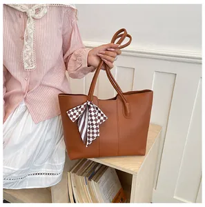 Bruine grote shopper voor dames met decoratieve zijden sjaal voor dagelijks gebruik.