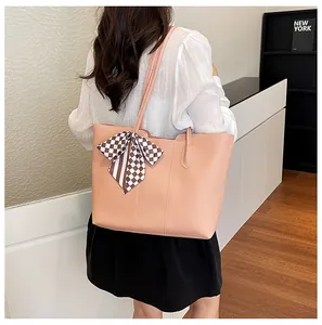 Modieuze grote roze draagtas voor dames met een elegant zijden sjaal accessoire
