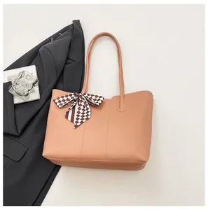 Elegante perzikkleurige woon-werk tote tas met een geruit zijden sjaal detail erop.