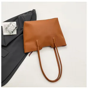 Minimalistische bruine kunstleren shopper voor kantoor, detailopname van grote tas