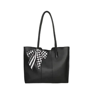 Grote zwarte shopper met decoratieve geruite zijden sjaal voor dagelijks gebruik.