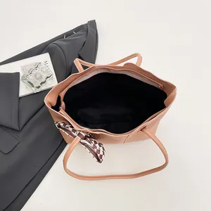 Grote perzikroze tote bag voor dames met geruite zijden sjaal decoratie voor werk