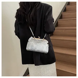 Bolso elegante de estilo chino con estampado floral, ribete de encaje y tira de perlas