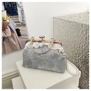 Bolso vintage floral con elegantes volantes de encaje y correa de perlas clásica