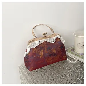 Vista detallada de bolso de mano vintage de estilo chino con un ribete de encaje
