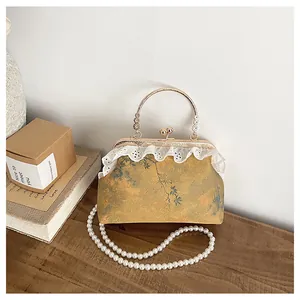 Elegante bolso de mano de estilo chino con estampado de paisaje y cadena de perlas.