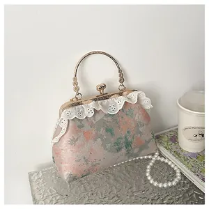 Vista detallada del bolso vintage de estilo chino con elegante borde de encaje