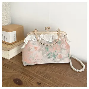 Primer plano de bolso floral vintage con encaje delicado y correa de perlas elegante y chic