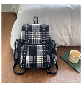 Schicker Karo-Rucksack mit Nieten im Punk-Stil und Kreuzanhänger im Lifestyle-Design