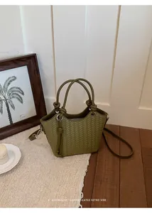 Detailansicht der olivgrünen gewebten Beuteltasche mit elegantem, schlichtem Design
