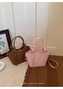 Gewebte Beuteltaschen in Braun und Rosa, minimalistischer Retro-Stil und Textur.